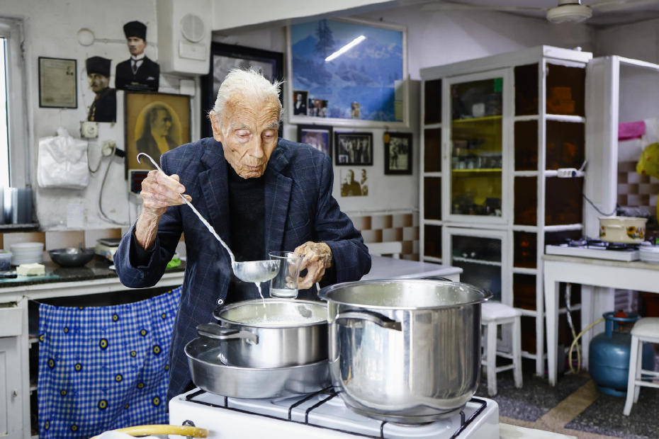 80 yıllık dükkanına veda etti. Eşref amca sırrını kaliteli malzeme diye açıkladı