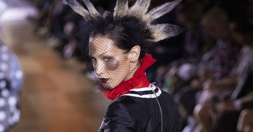 Adidas, İsrail’den gelen tepkiler üzerine Bella Hadid’in yer aldığı reklamı kaldırdı