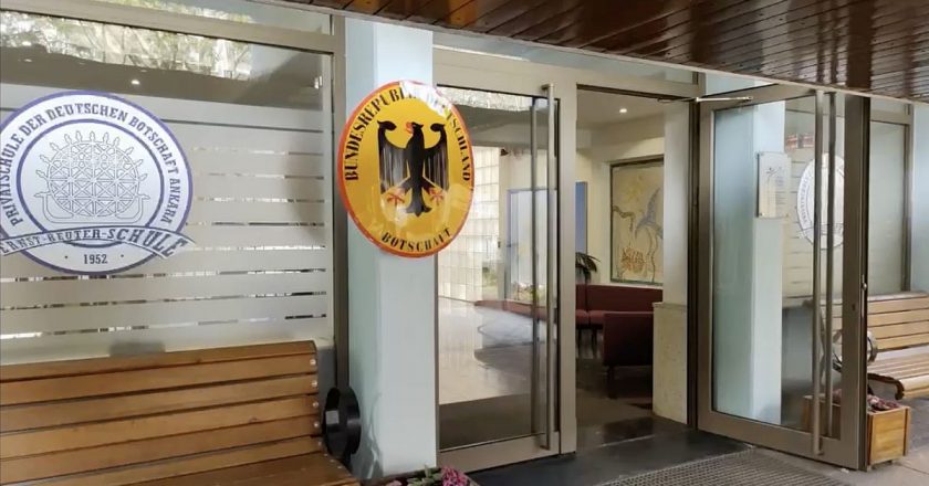 Çifte pasaportlu Türk öğrencilerin Alman okullarına kayıt olmaları yasaklandı
