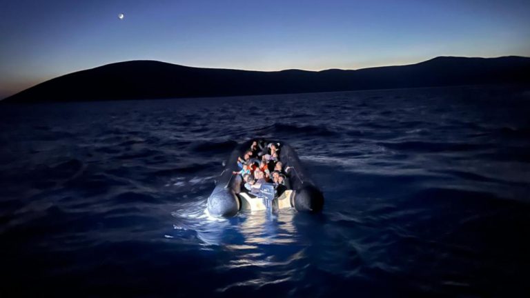 Çanakkale’de 49 kaçak göçmen kurtarıldı