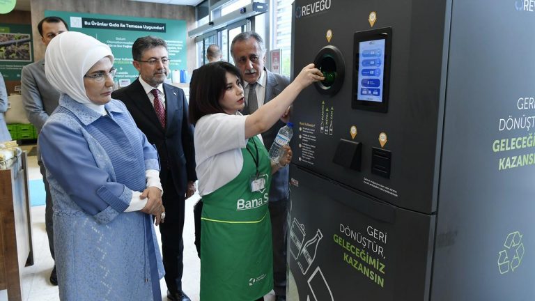 Emine Erdoğan “Sıfır Tarım Kredi Piyasası”nı ziyaret etti