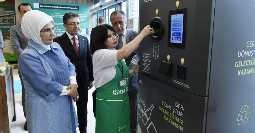 Emine Erdoğan “Sıfır Tarım Kredi Piyasası”nı ziyaret etti