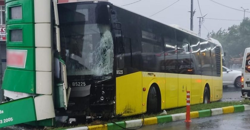 İETT otobüsü 3 araca çarptı: 3 yaralı
