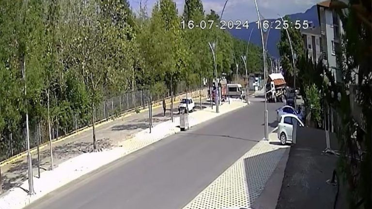 Kocaeli’de aşırı yüklemeden dolayı devrilen tır: O anlar kameraya yansıdı