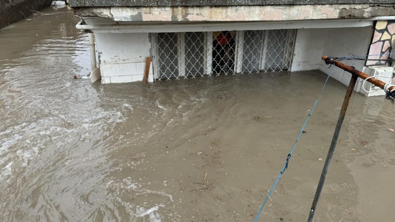 Karaman’da şiddetli yağış: Sokakları ve evleri su bastı