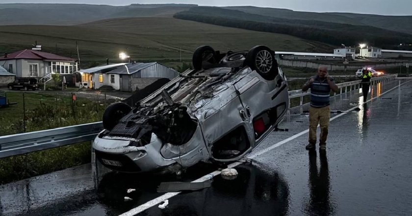 Ardahan’da hafif ticari aracın devrilmesi sonucu 5 kişi yaralandı