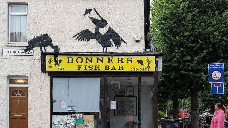 Banksy’den yeni sokak çalışması: Londra’daki restoranın üzerinde iki pelikan
