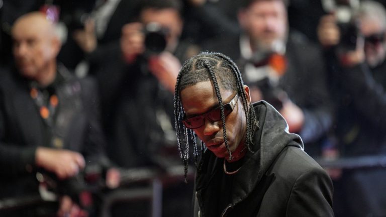 Paris’te bir otelde güvenlik görevlisiyle tartıştıktan sonra tutuklanan rapçi Travis Scott serbest bırakıldı