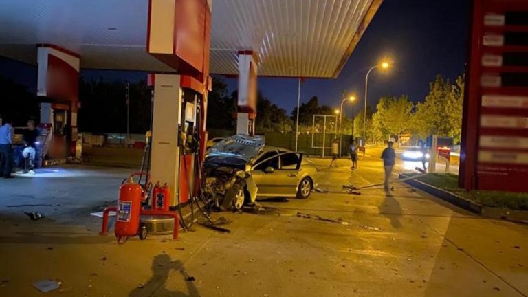 Otomobilin benzin istasyonuna çarptığı an kameralara yansıdı