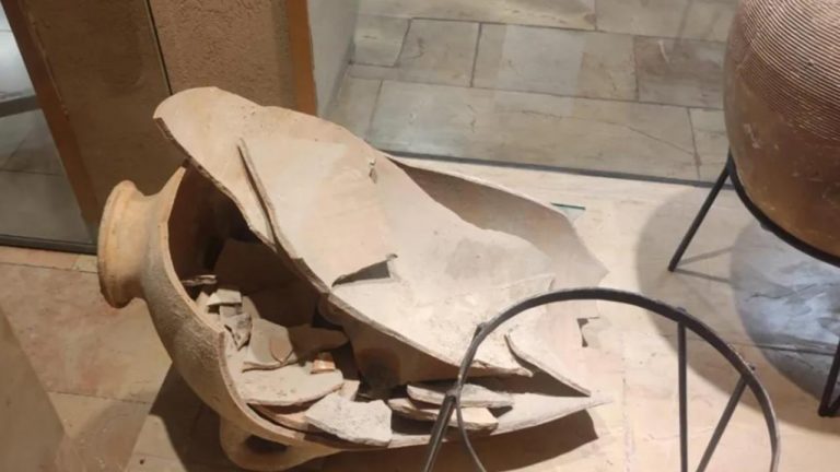 4 yaşındaki çocuk müzede 3500 yıllık testiyi kırdı