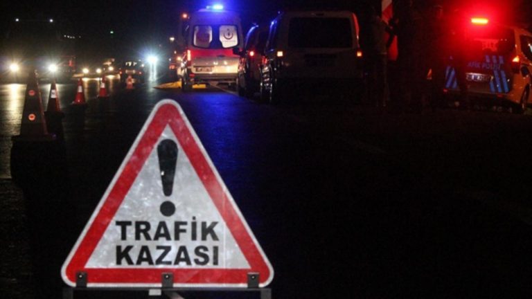 Balıkesir’de otomobilin traktöre çarpması sonucu 1 kişi hayatını kaybetti, 3 kişi de yaralandı.