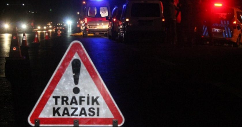 Balıkesir’de otomobilin traktöre çarpması sonucu 1 kişi hayatını kaybetti, 3 kişi de yaralandı.