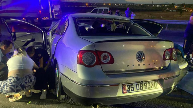 Otomobil su deposuna çarptı, biri yeni doğmuş 3 kişi hayatını kaybetti