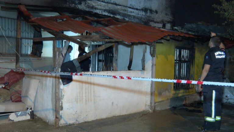 Antalya'da tek katlı evde yangın