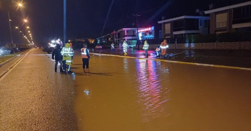 Balıkesir-Çanakkale yolu yağmur ve akan su nedeniyle kısmen kapandı