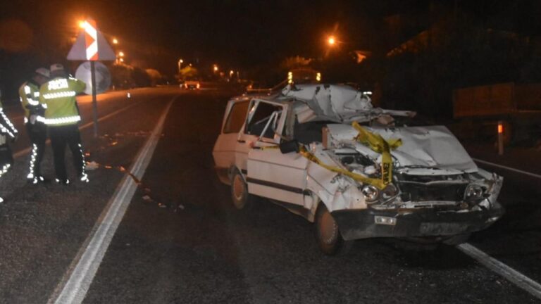 Mersin’de bir kamyonla çatışan araba sürücüsü hayatını kaybetti