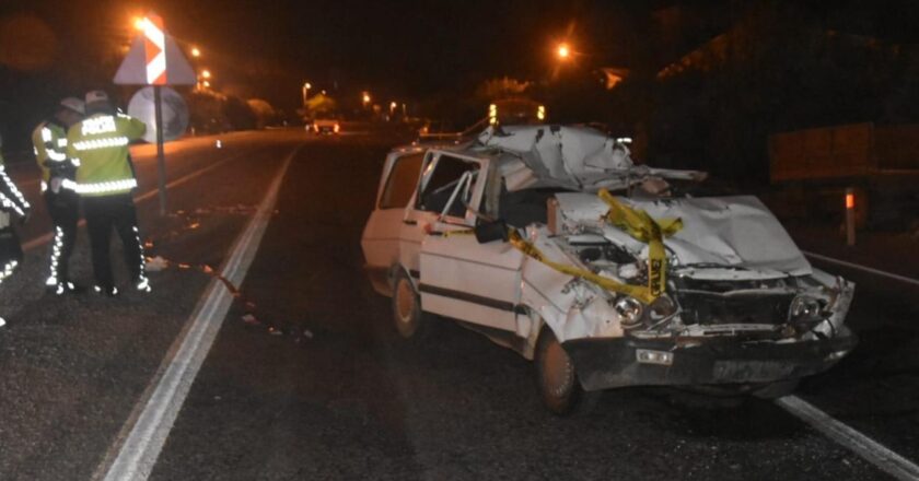Mersin’de bir kamyonla çatışan araba sürücüsü hayatını kaybetti