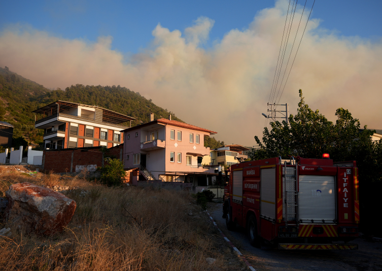 Çanakkale ve Manisa'da orman yangınının müdahalesi devam ediyor