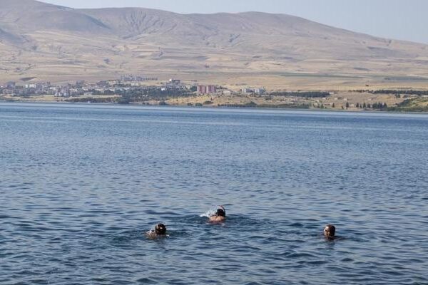 30 Ağustos’ta Van Gölü’nde 6 kilometre yüzdüler