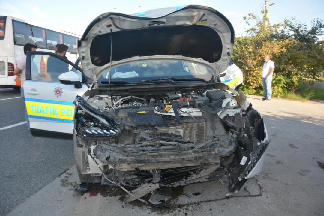 Kontrolü dışarıda bıraktı, polis arabasını vurdu: 2 yaralı var