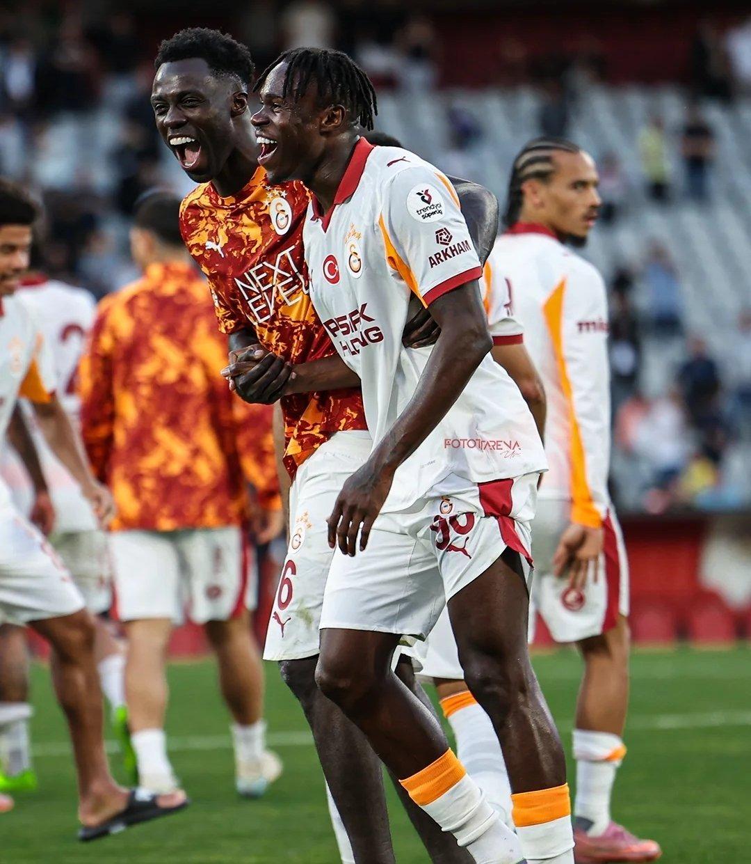 Galatasaray'ın koçu Okan Buruk Şampiyonlar Ligi, Frankfurt yer değiştirmesinden önceki ilk 11'i açıklığa kavuşturuyor! Sürpriz değişiklikler yapıldı ... 3