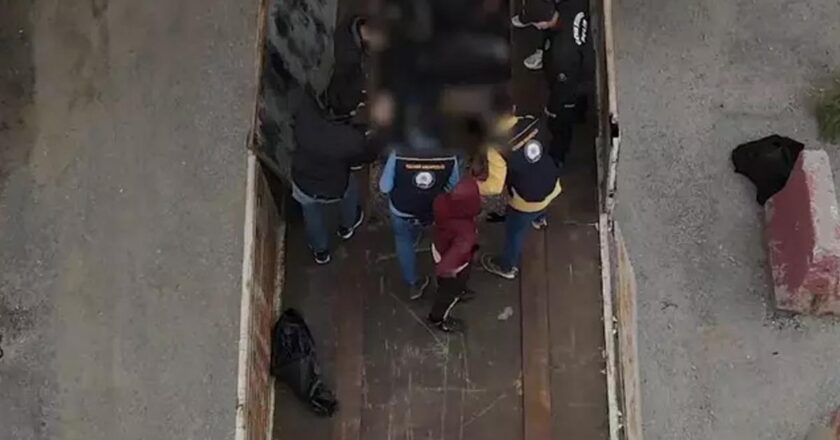 Bitlis’te tırın gizli bölmesinden 20 kaçak göçmen çıktı